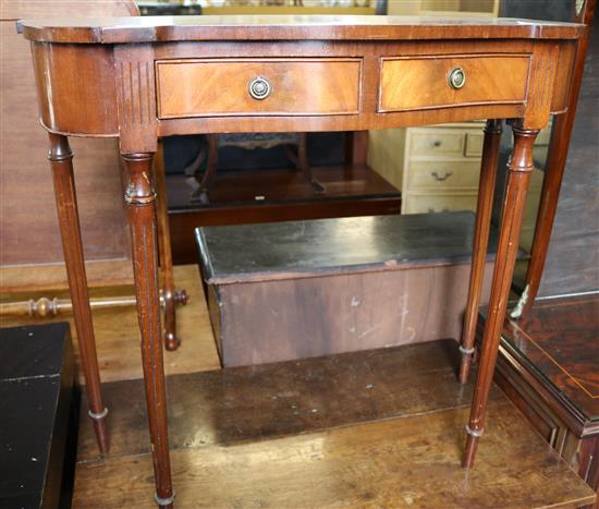 Small mahogany side table(-)